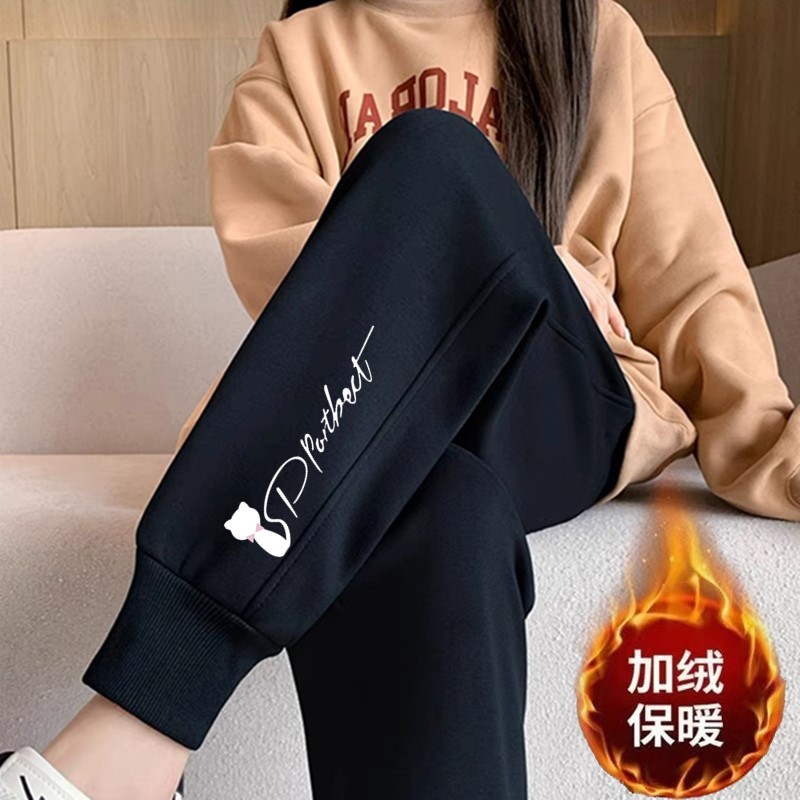 작은 흰색 고양이 나사식 블랙 팬츠와 벨벳