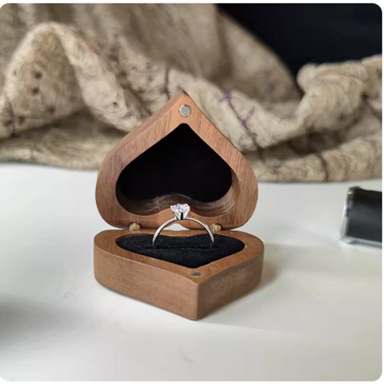 Caja de anillo creativo en forma de corazón romántico pareja Nogal Negro madera anillo de amor caja de almacenamiento de joyería de madera maciza