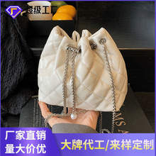 ���朗l����Ů���ƴ��ļ��r�и߼���б���С���ٴ�鎧ˮͰ��