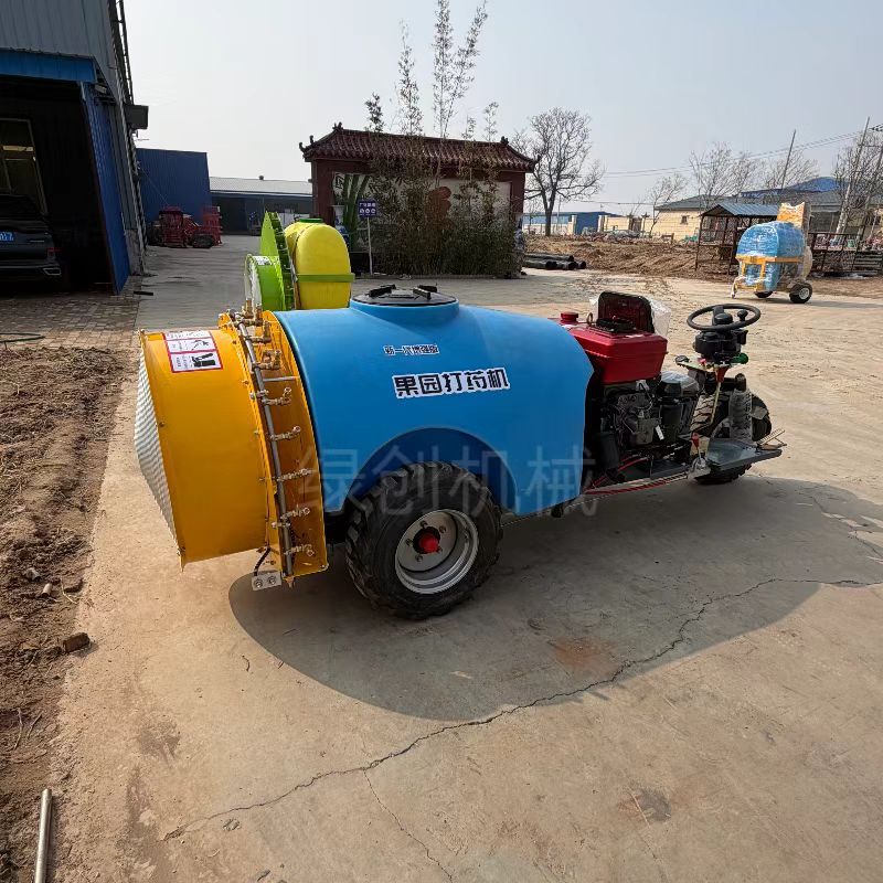 Máquina de pulverización de aire de huerto pulverizador pulverizador tractor pulverizador trasero pulverización de alta presión de árboles frutales de tracción de tres ruedas
