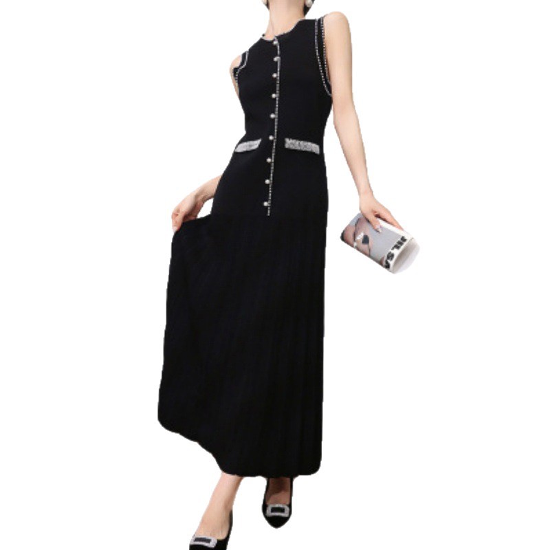Luxuriöses, perlenbesetztes Strick-Midikleid – Elegantes, hochtailliertes Maxikleid mit Schlitz und dezenten Schlitz- und Knopfdetails_voghion.com