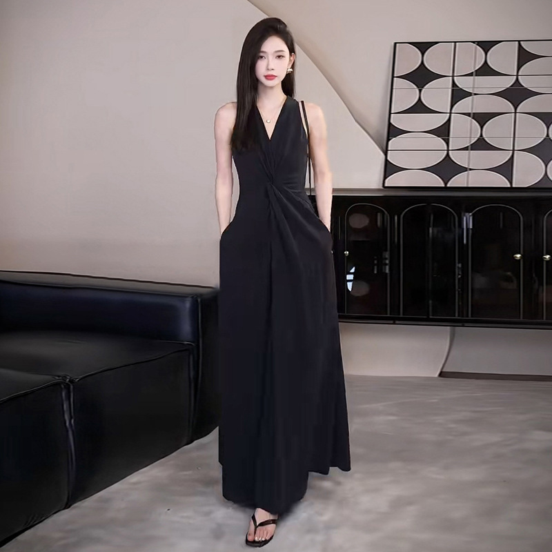 Elegant and luxurious black halter-neck dress for women, summer 2026 new collection, featuring a long, ankle-length design