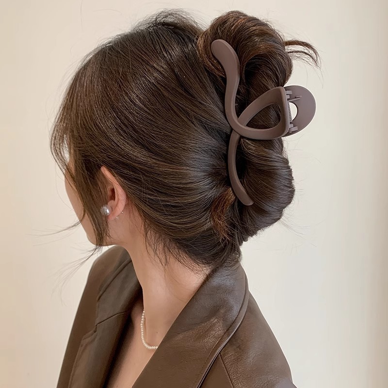 ミルクコーヒー色の大きなサメのヘアピン、フェミニンでシンプルなヘアピン、後頭部のヘアアクセサリー、ファッション卸売|undefined