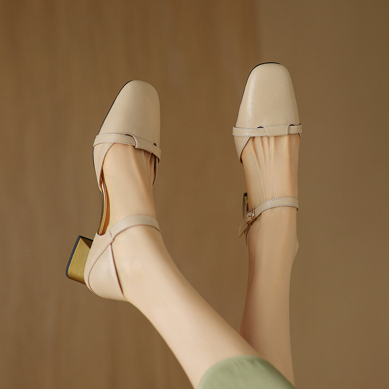 Sandal nữ bít mũi da bò thật quai chữ V đế thấp — Màu caramel