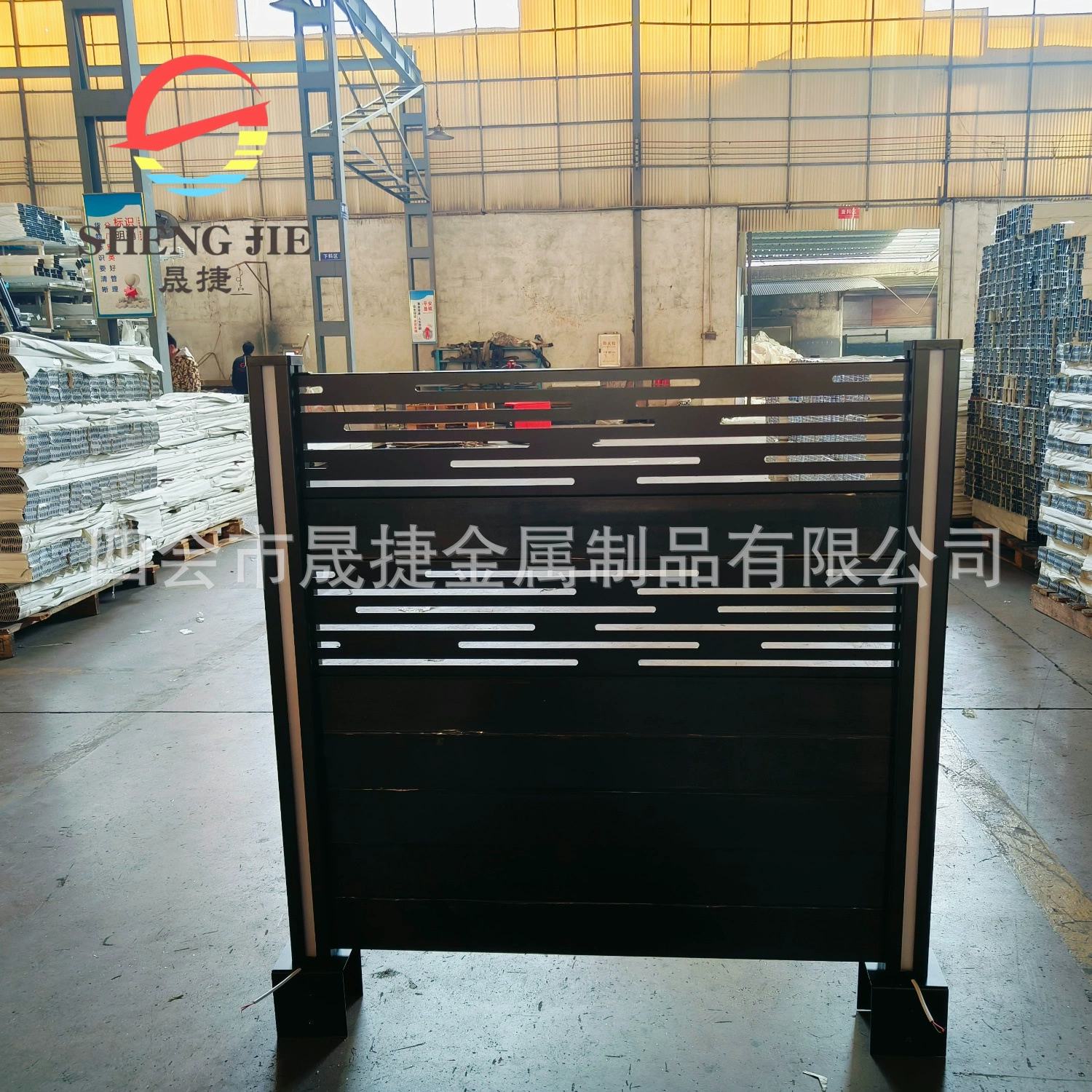 Фабрика по требованию Частная поддержка на заказ, чтобы сделать образец наружного двора приватный современный алюминиевый сплав профиль забора