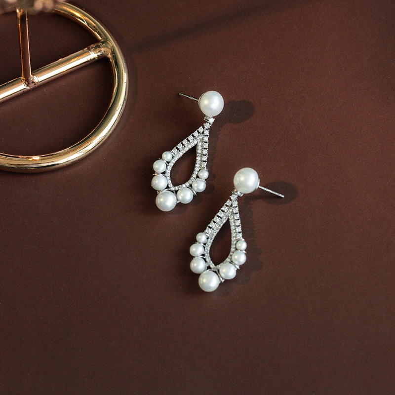 Elegant geometric fashionable earrings pearl with zircon for bride