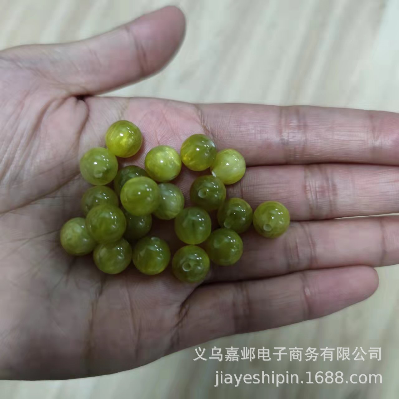黄绿色
