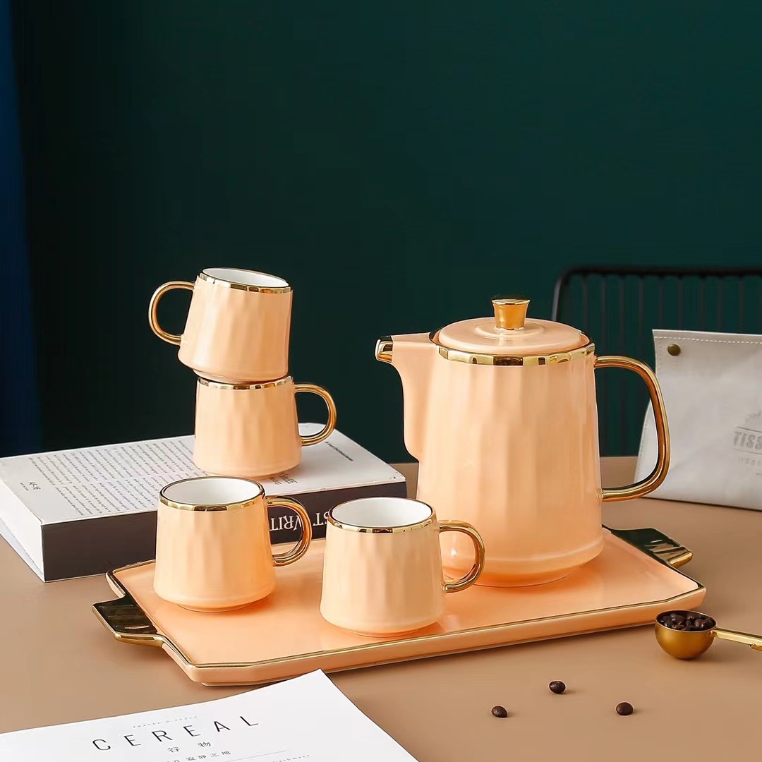 Estilo nórdico botella de agua fría traje de cerámica taza del hogar combinación chapado en oro flor tetera conjunto de agua regalo taza de color sólido