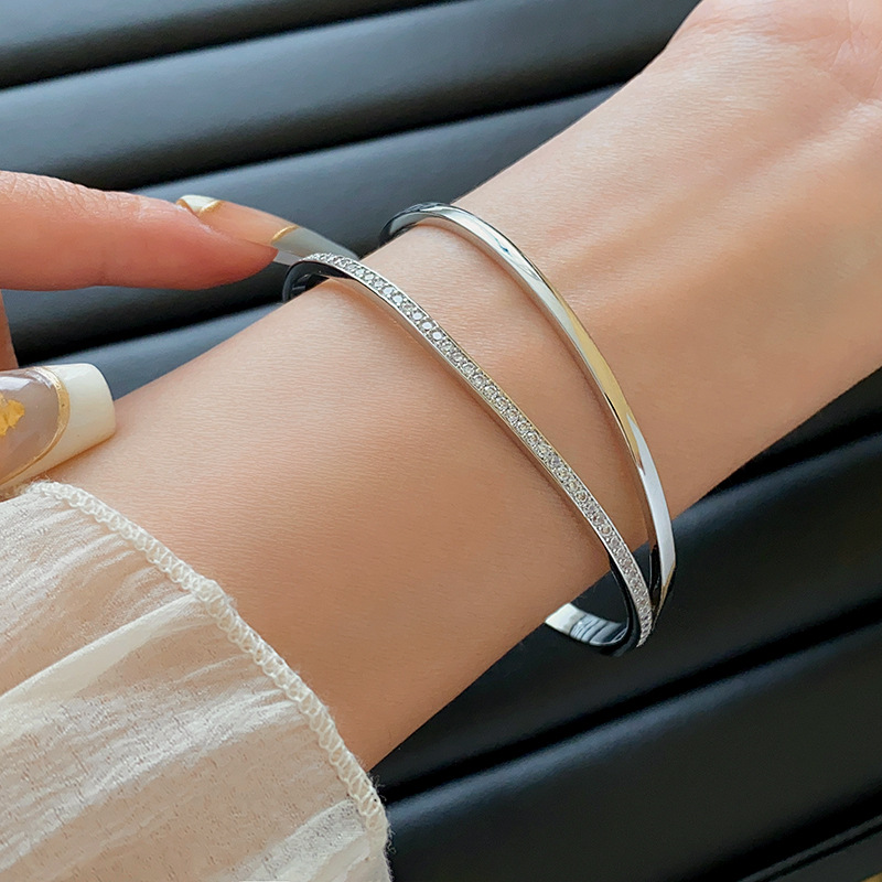 Versatile Hand Accessory