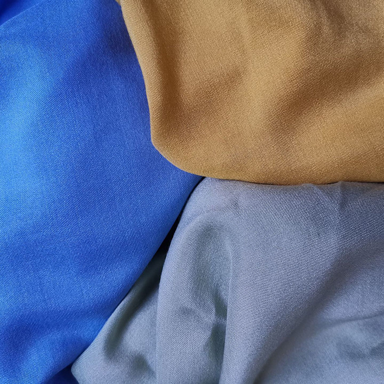 Fabricante de suministro de color plano inelasticado primavera viscose rayon camisa de verano tela tejida