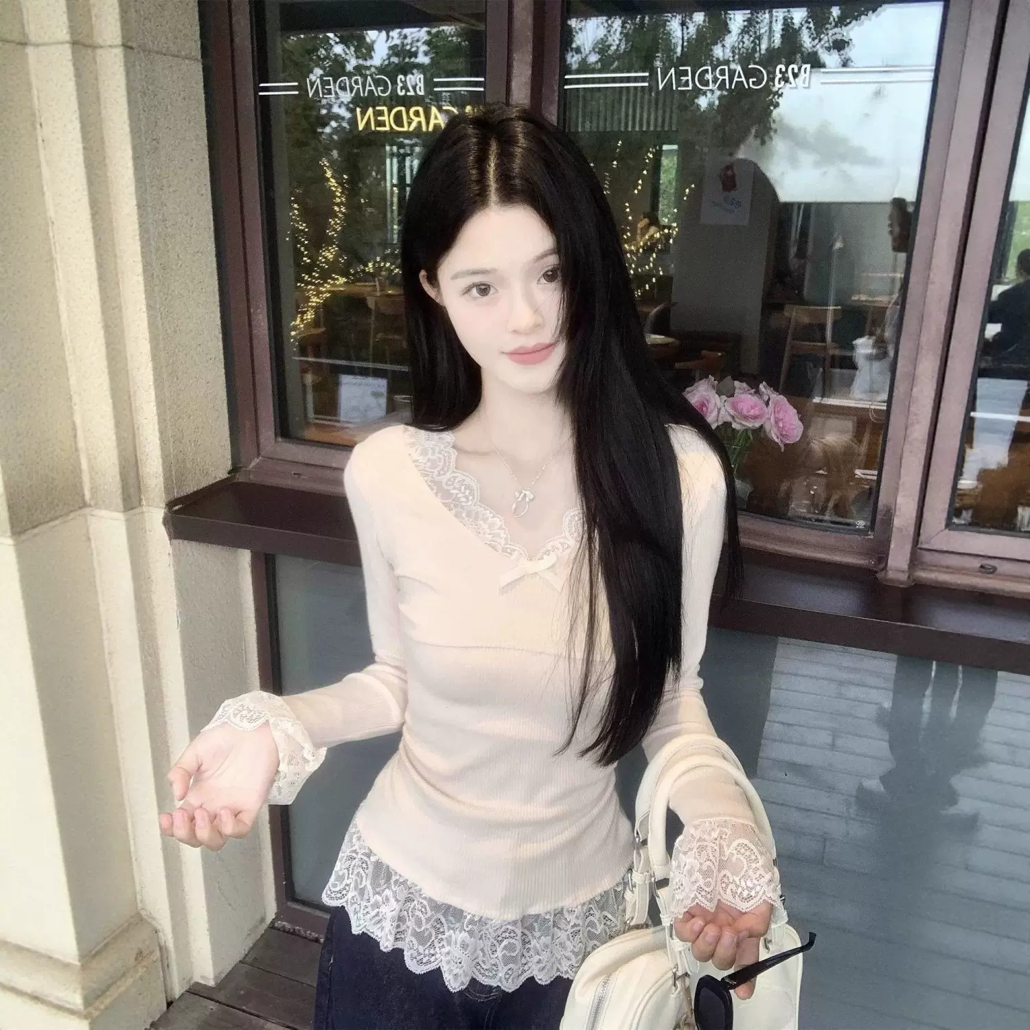 温柔蕾丝边下摆拼接v领长袖T恤女2025年秋季收腰显瘦正肩打底上衣