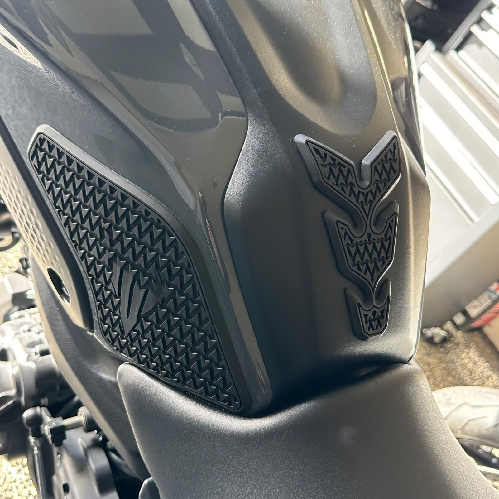 Suitable for Yamaha MT-07 21-23 motorcycle fishbone side anti-slip fuel tank rubber protective sticker