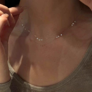 Серебряное колье 925 пробы с подвеской-каплей и стразами