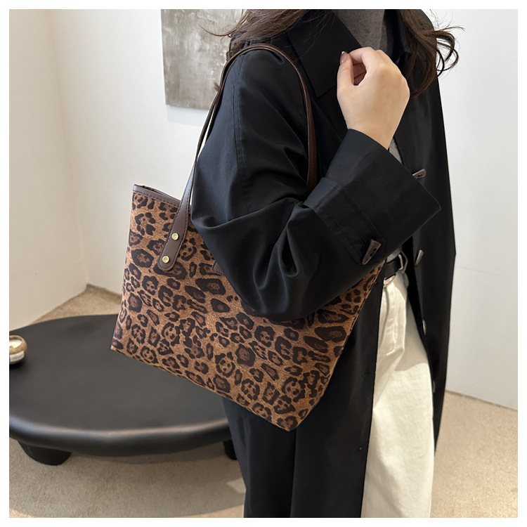 This is a new 2024 trendy and stylish large-capacity handbag for women. It is a fashionable and stylish single-shoulder tote bag for autumn and winter undefined