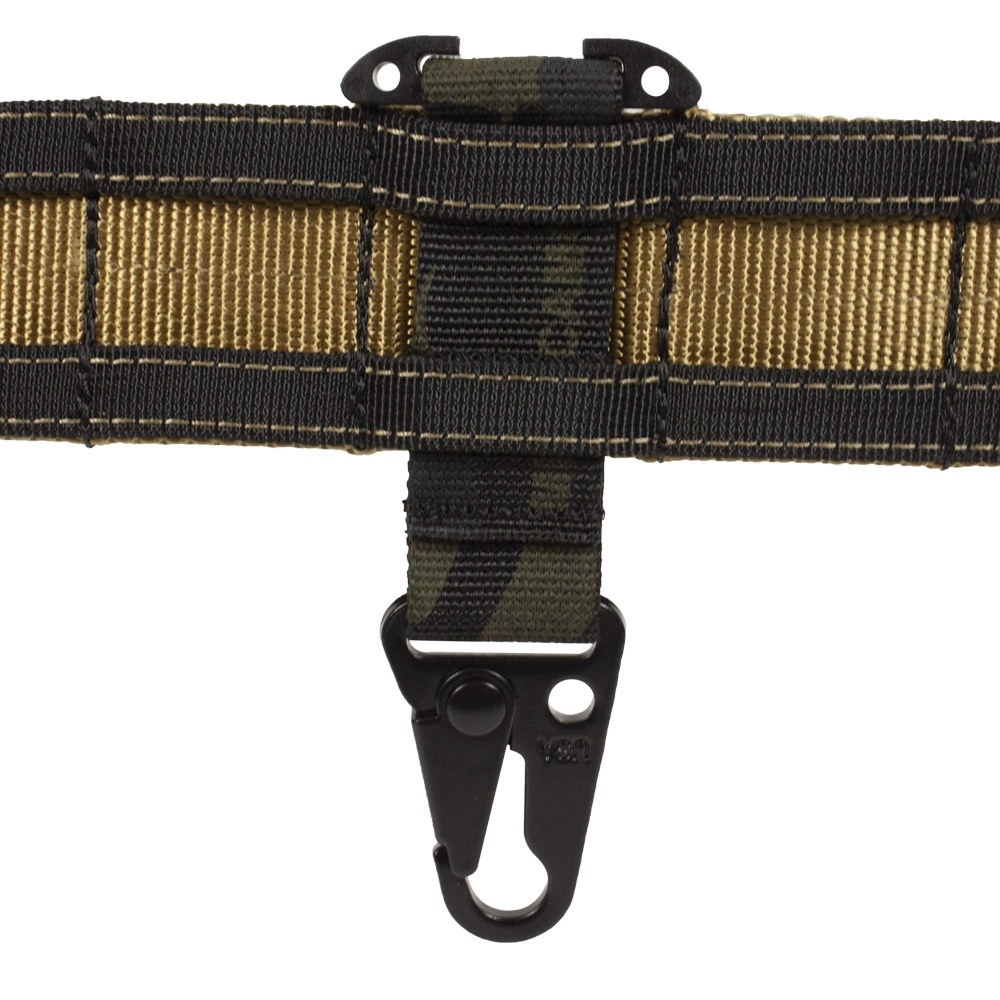 Clip MOLLE instalado en cinturón táctico