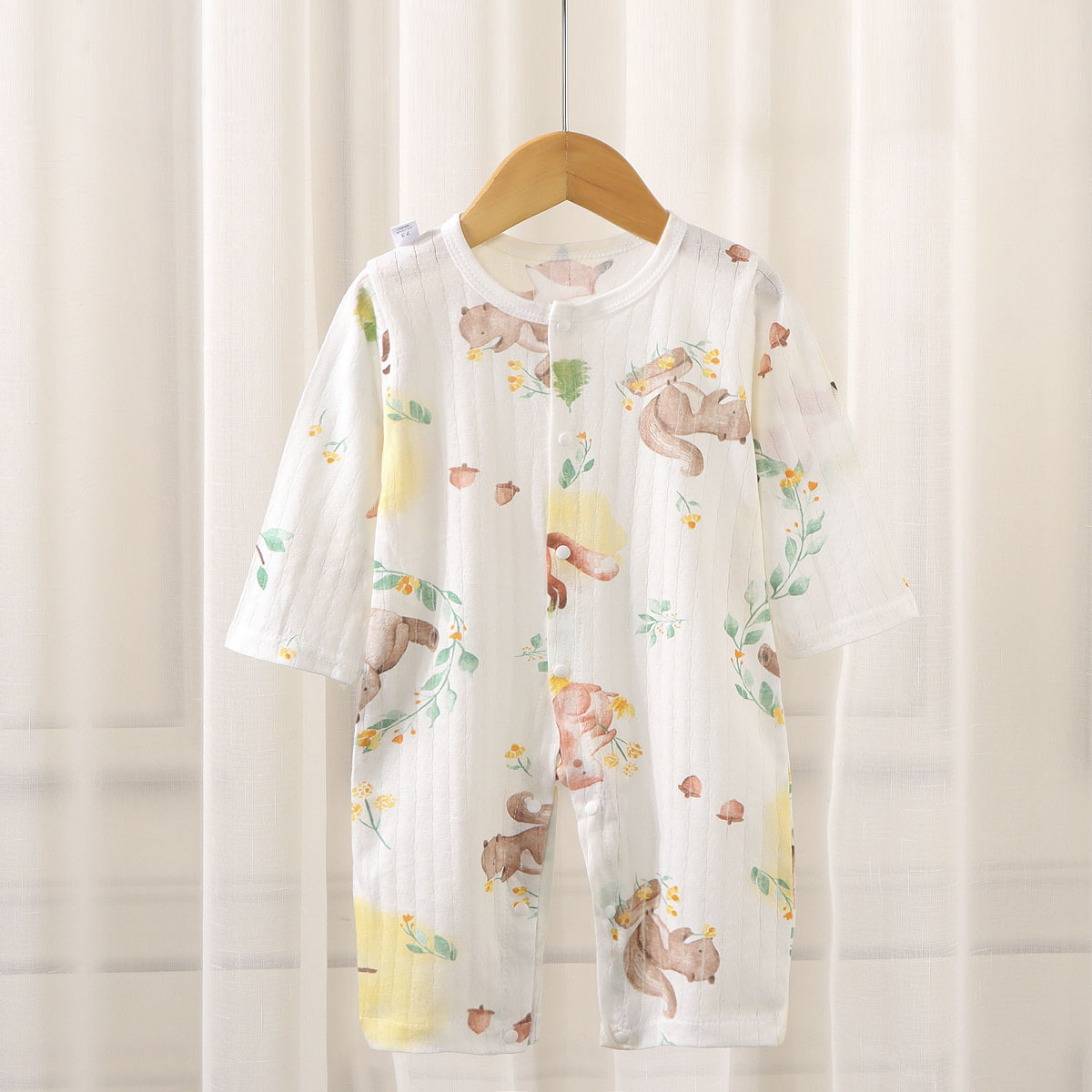 긴 등반 쌍의 얇은 여우 곰