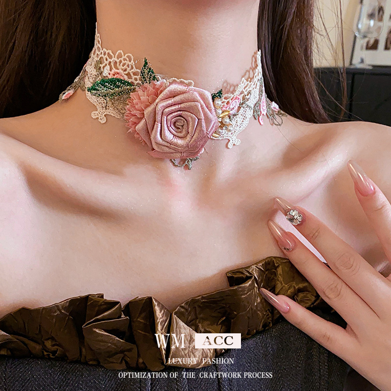Collar de diamantes con incrustaciones de perlas de flores de tela, collar de diseño fresco y dulce, collar de alta gama de nicho Mori al por mayor