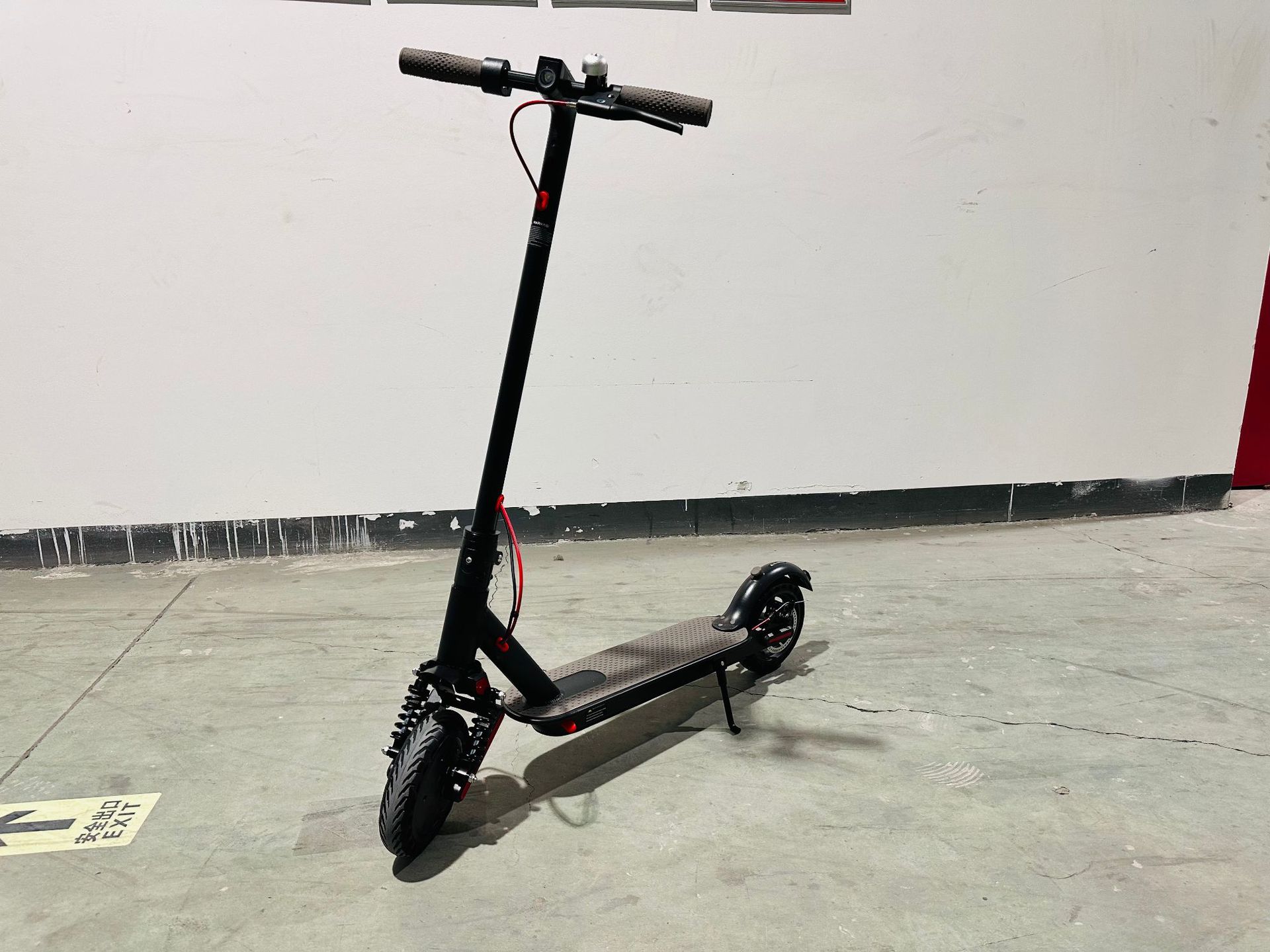 Overseas warehouse straight hair electric scooter 8.5 inch folding scooter driving two-wheeled scooter mini electric car