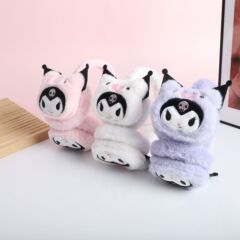 冬の日本のアニメのぬいぐるみの耳カバーの子供は耳を大切にします。