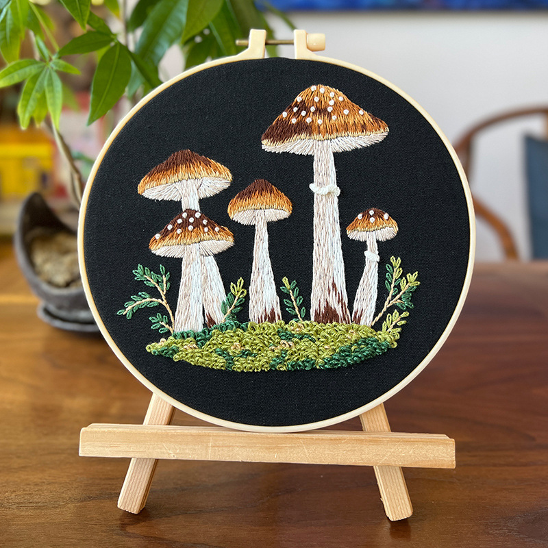 Nuevo producto Forest Mushroom English Colgante Pintura Lu Bordado a mano Paquete de material de bricolaje Pintura pequeña de la casa de hongos creativos para niños