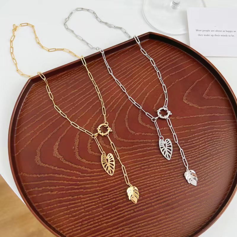 Leaf Stainless Steel Pendant Necklace Hollow Women's Chain Necklace display picture 1