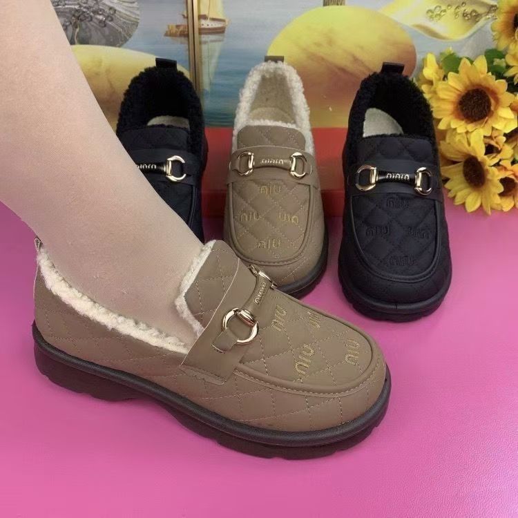 Otoño y invierno de 2025 nuevos zapatos de terciopelo calientes de moda versátil con suela gruesa antideslizante suave zapatos casuales Lefour