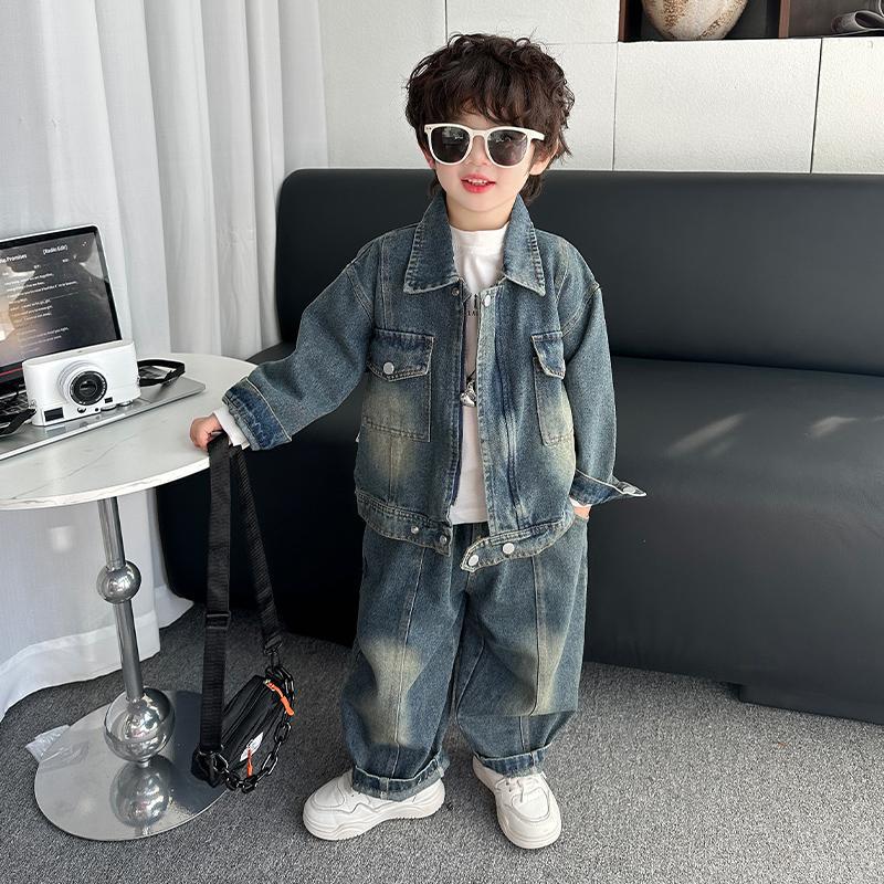 7056 traje de mezclilla de primavera para niños 2025 nuevo estilo estilo occidental para niños fresco y guapo traje de tres piezas para niños primavera y otoño