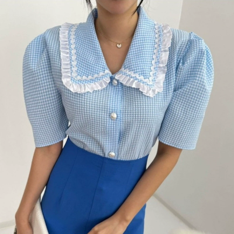 Корейская шикарная летняя клетчатая рубашка со стильным кукольным воротником с кружевной кромкой и контрастными жемчужными пуговицами, рубашка с короткими пышными рукавами