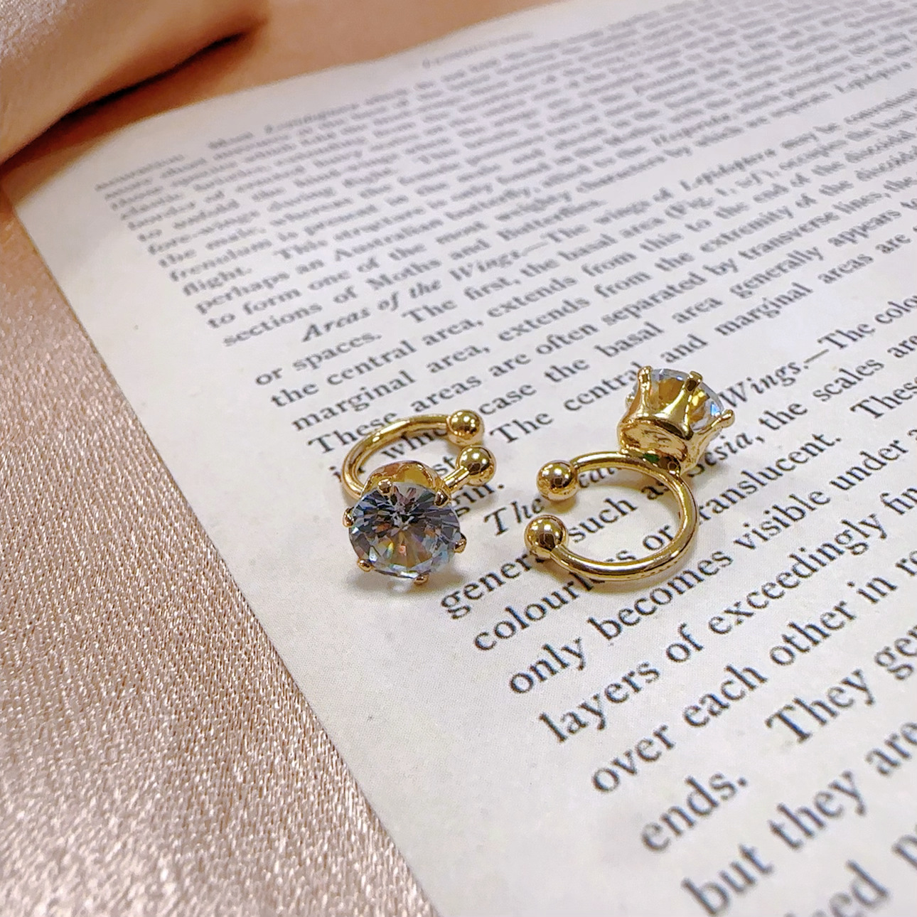 Pequeño diseño exquisito geometría tipo C diamante oreja clips estilo personalidad ligera lujosa fría joyas joyas