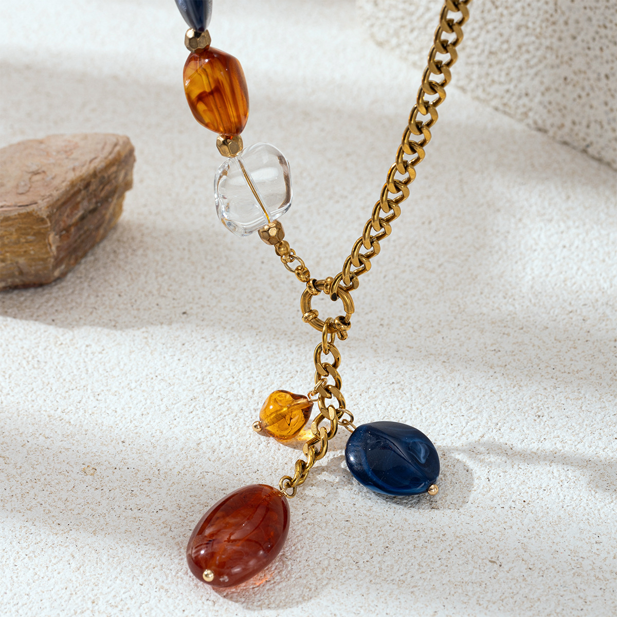 Collar de acero inoxidable de estilo europeo y americano, ligero y lujoso, collar de cuentas acrílicas de nicho para mujeres no se desvanecen en ventas transfronterizas calientes
