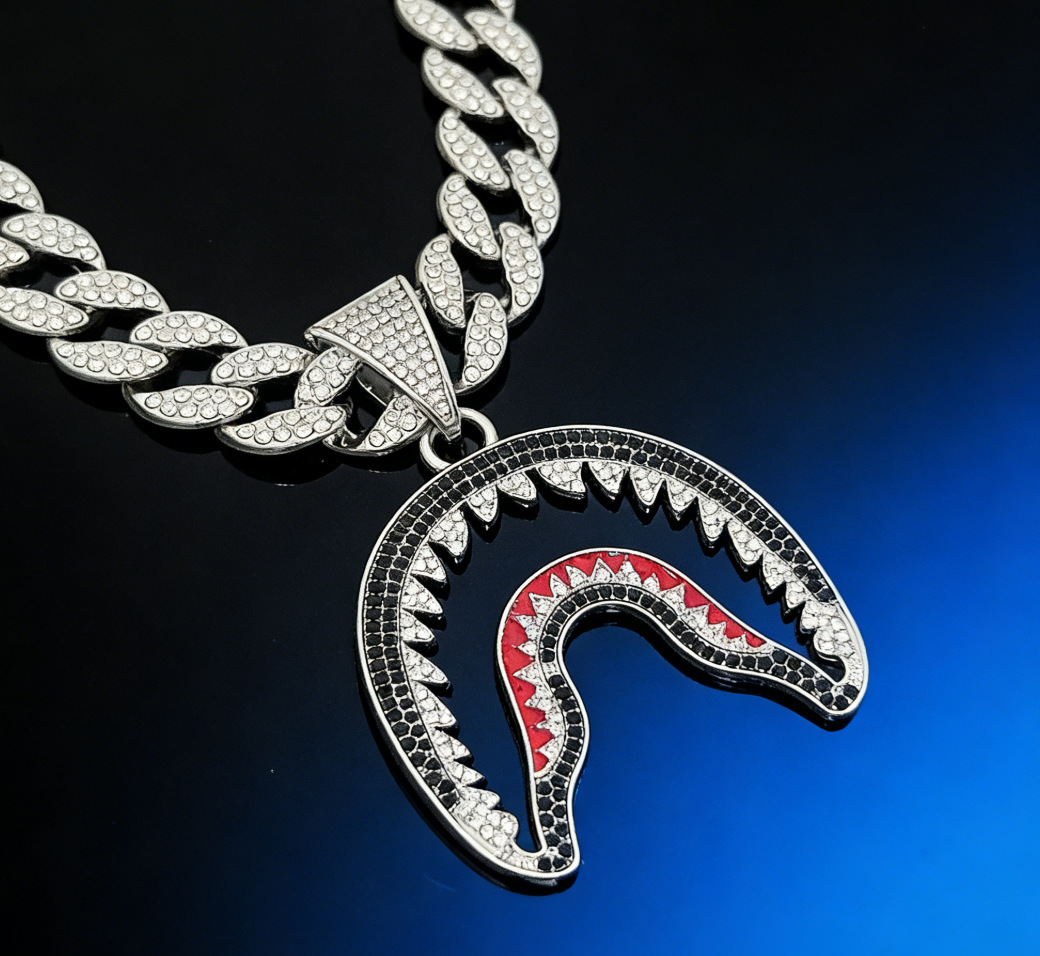Europa y América calles viento taladro dientes de tiburón colgante de cadena cubana hombre collar de fuerza Hip Hop fábrica para llevar a cabo personalización