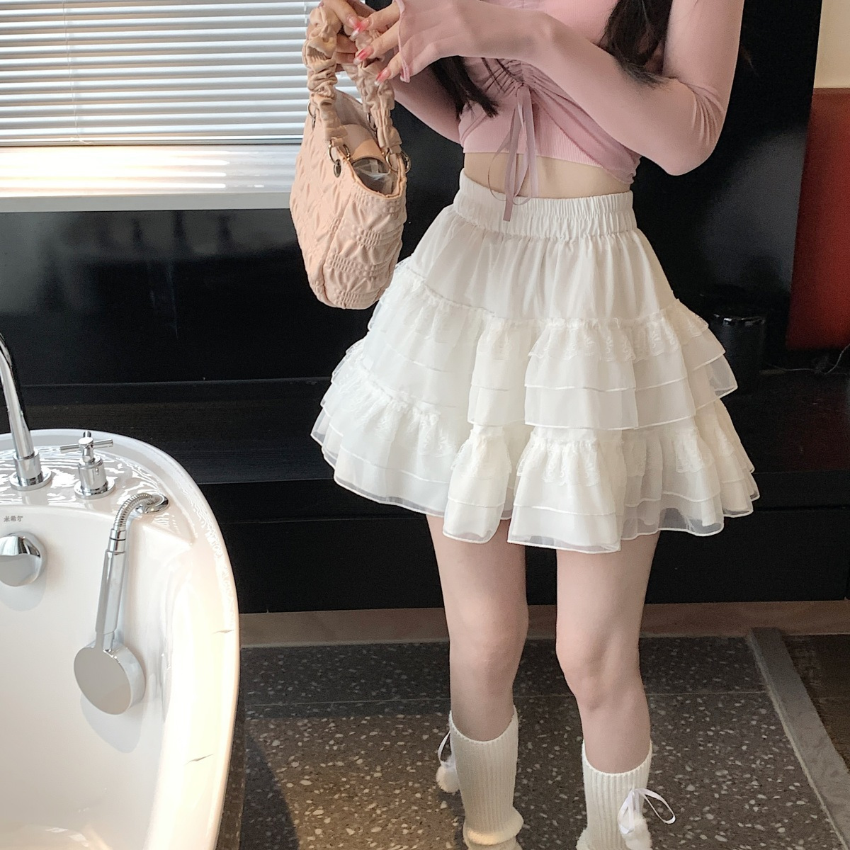 [XiuRen秀人网] No.4993 美女模特程程程- - 白色长裙+丝袜系列厦门旅拍(20) - 美图131