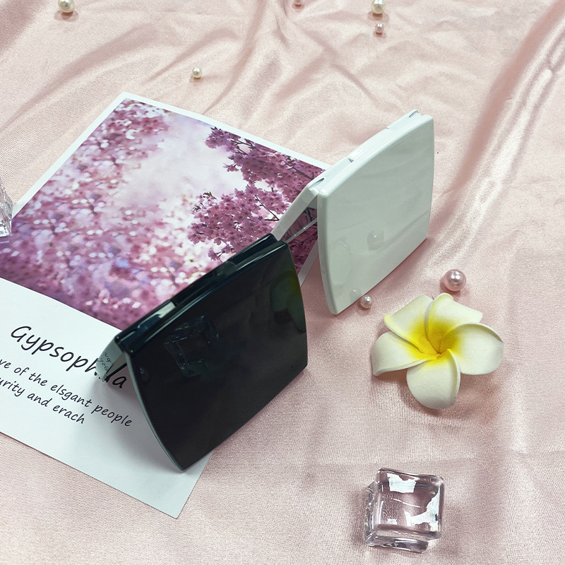 Espejo plegable de celebridades de Internet Espejo pequeño Xiaoxiang Espejo de doble cara Espejo de maquillaje Viajar fuera Espejo portátil Modelo estándar de acero