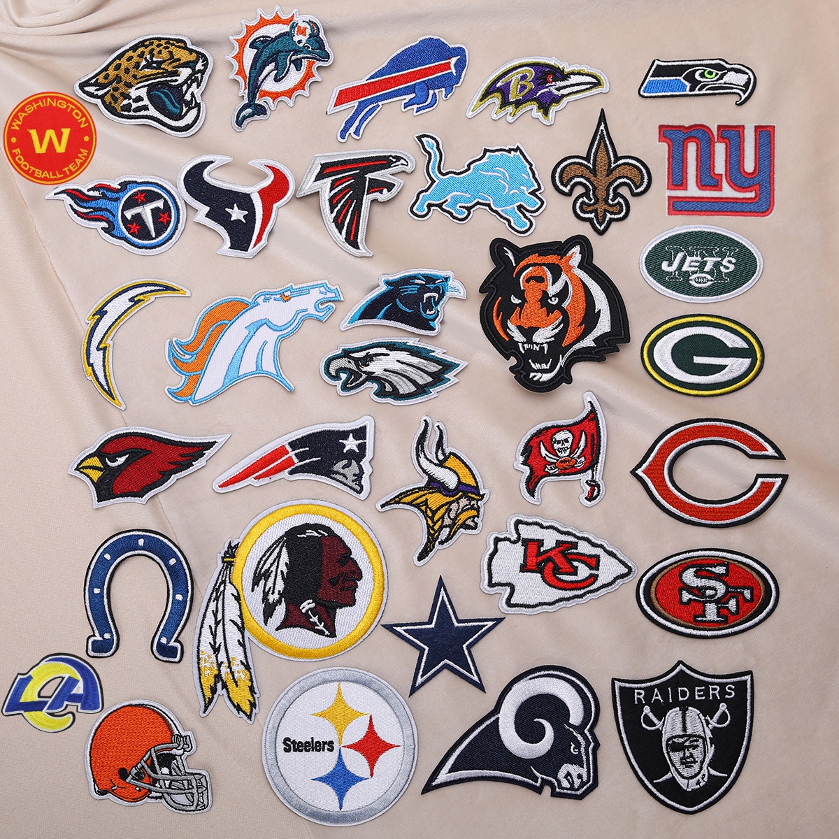 Planchado adhesivo NFL Liga Americana 32 Equipo LOGO Emblema del equipo Insignia de bordado de computadora Etiqueta engomada de tela bordada Parche de parche