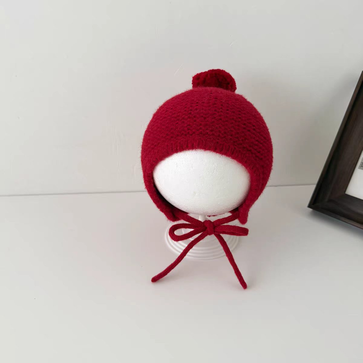 Hai dây pom-pom màu đỏ. / Chu vi mũ 40-48cm, tham khảo 3-18 tháng