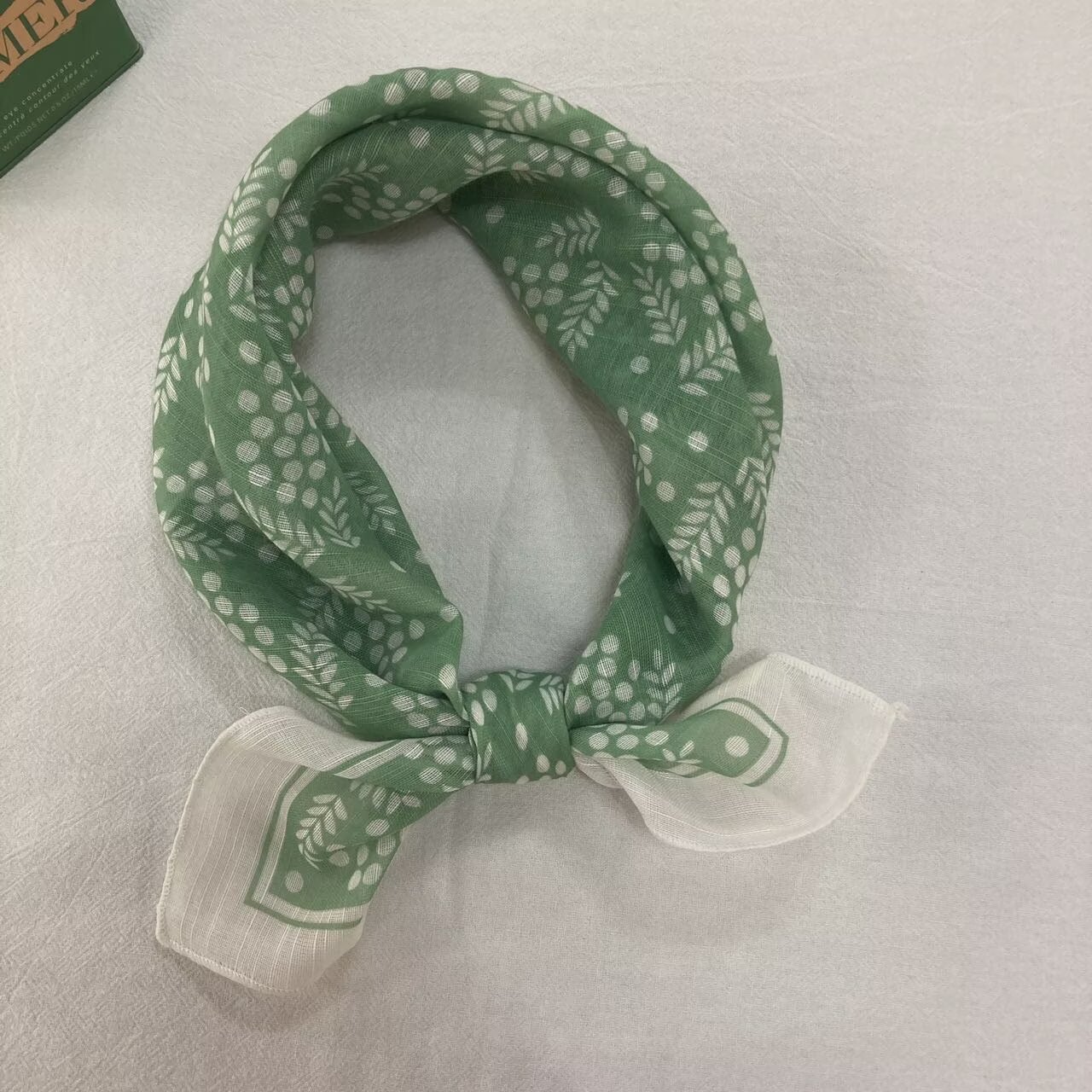 녹색 물방울 무늬 잎 2개