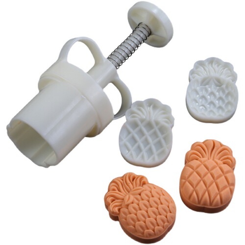 Cantonese-style large pineapple snowskin mooncakes, pineapple crisps, green dumplings, mung bean cakes, lanterns and strawberries, new hand-pressed molds