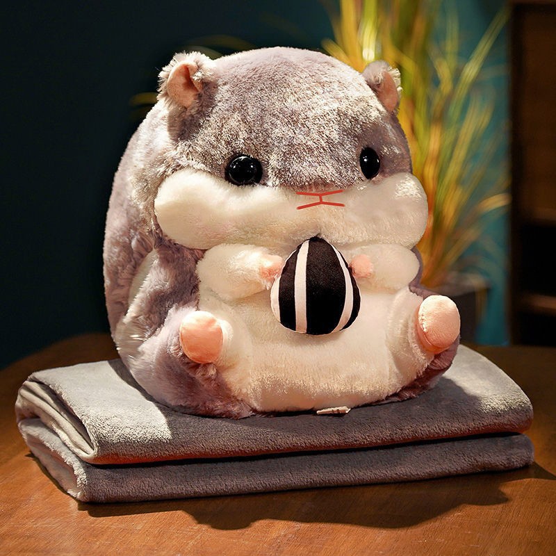 멜론 씨앗을 들고 있는 회색 햄스터