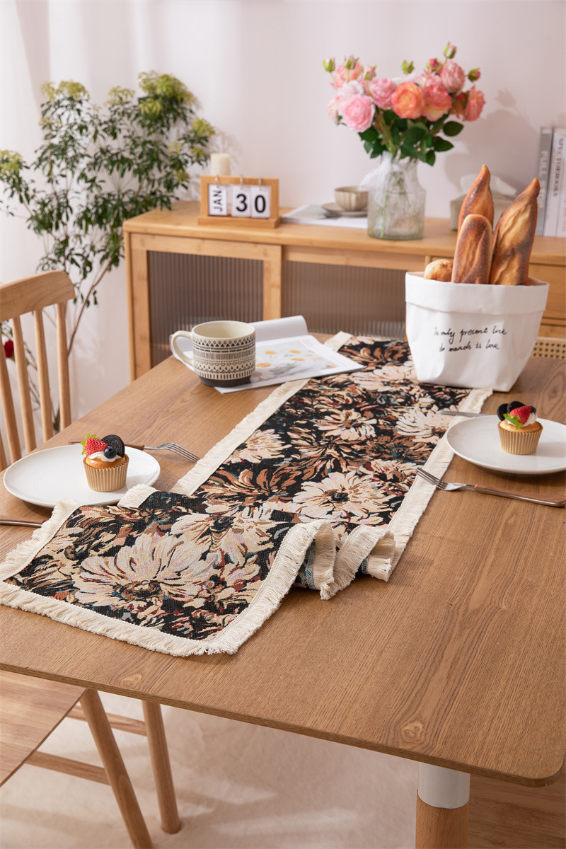 Chemin de table jacquard avec motif marguerites et pompons déco_voghion.com