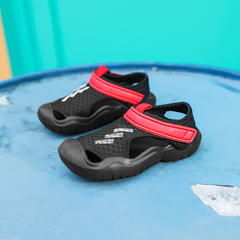 Sandalias para niños con punta cerrada para hombres y mujeres al por mayor Zapatillas de bebé para niños grandes, medianas y pequeñas nuevos zapatos de playa antideslizantes populares a prueba de agua