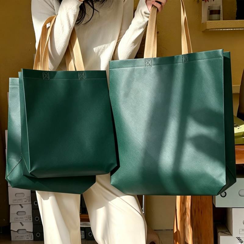 Bolsas de mano no tejidas en blanco personalizadas bolsas de ropa de pequeño volumen bolsas de compras de ropa bolsas de tela no tejida ecológica personalizadas