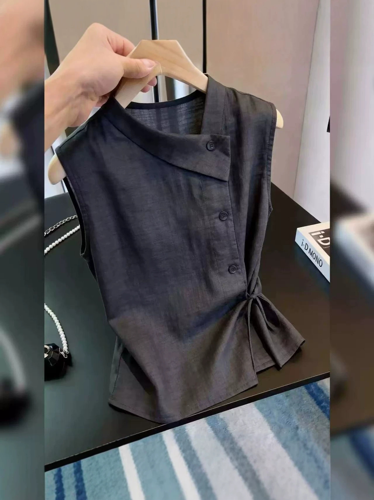 Áo hai dây nữ satin kiểu Pháp thanh lịch, thiết kế không tay ôm nhẹ — màu đen