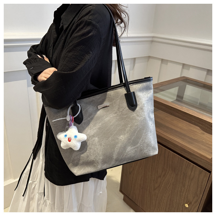 Wholesale of new large-capacity, simple and fashionable casual commuter single-shoulder bags and women's underarm bags for the summer of 2024 in foreign trade undefined