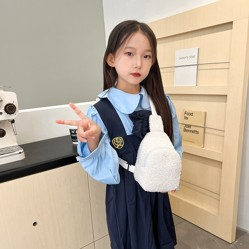 Bolsa de pecho de peluche coreana para niños y niñas simple color sólido mini bolso de mochila para niños otoño y invierno 2025 nuevo bolso infantil
