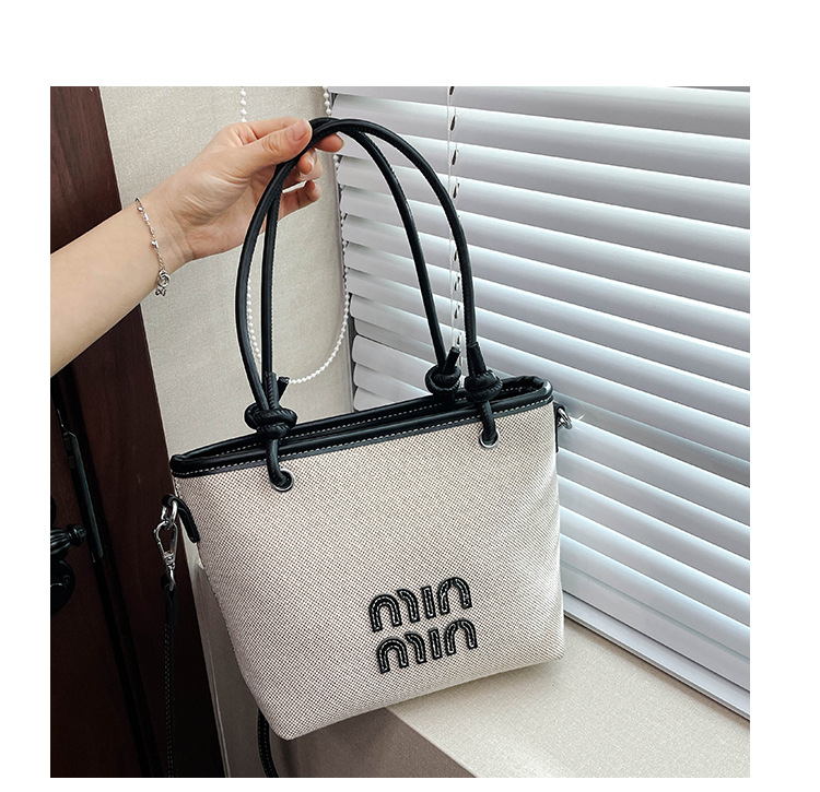 Bolso de cubo portátil de alta gama para mujer 2025 nuevo bolso de mensajero de color de contraste de tela de tendencia transfronteriza del sudeste asiático