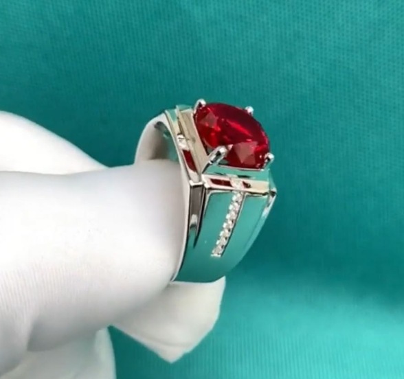 Anillo de hombre rojo Europa y los Estados Unidos nuevo 925 plata esterlina perforación de simulación de aire rociado arena moissanita gran anillo de hombre fábrica directa