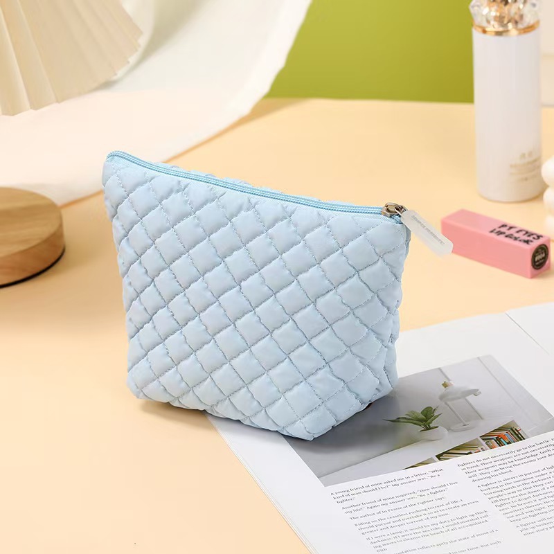 Bolso cosmético de plumón estilo ins simple Bolso de almacenamiento de lavado portátil portátil de gran capacidad para mujer pequeña