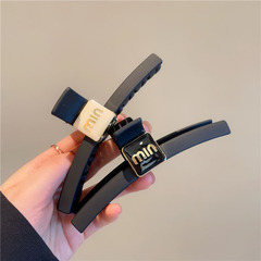 高級感のあるアルファベットの大きいサイズのクリップの女性のフロストのシンプルなレトロなヘアピンの後頭部のサメのクリップの髪飾りのカード