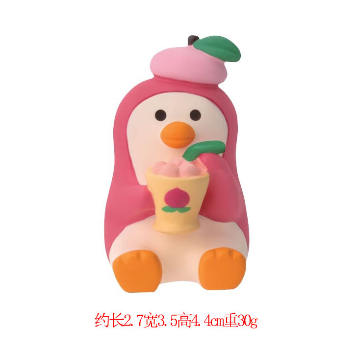 복숭아 주스를 마시는 펭귄