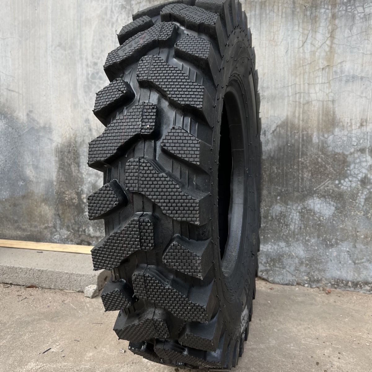600/650/700/750-12 14 16 Agricultural Four-Wheel Tricycle Tractor with Reinforced Herringbone Tires